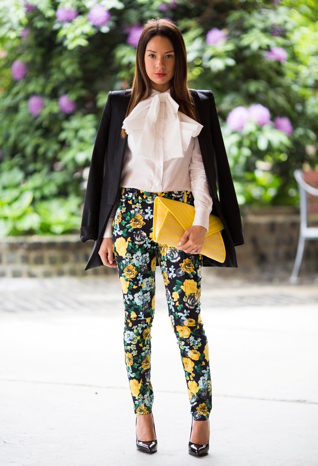 Le pantalon fleuri Comment porter le pantalon imprimé sans ressembler à votre grand mère 