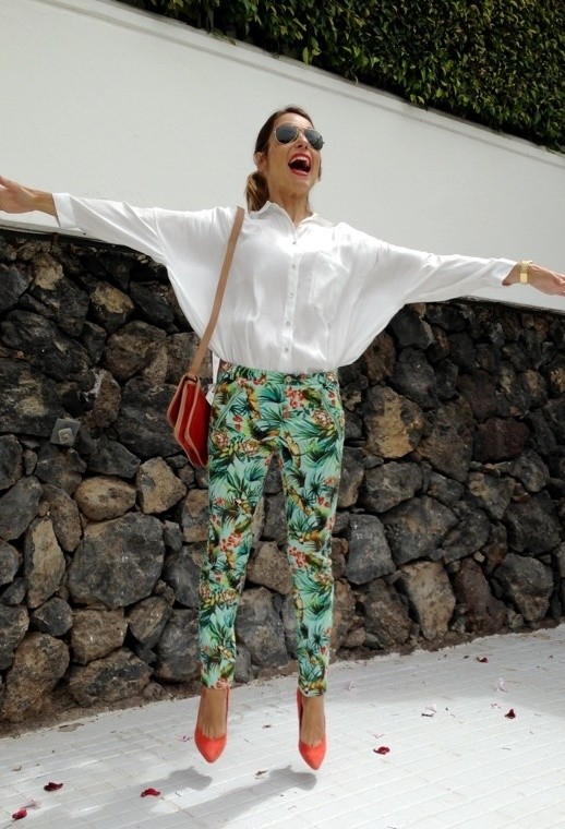 Le pantalon à imprimé tropical Comment porter le pantalon imprimé sans ressembler à votre grand mère 