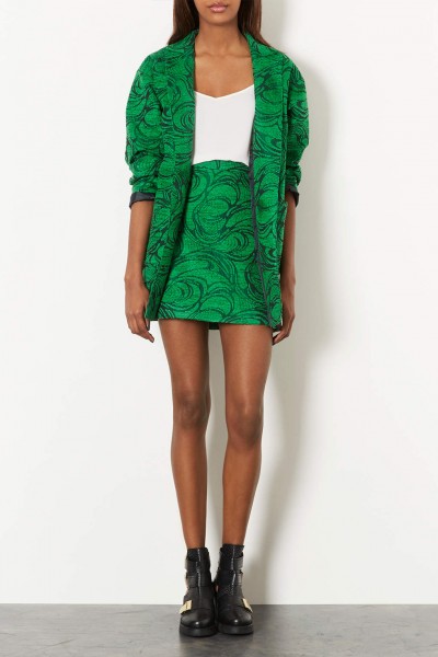 Manteau boyfriend en jacquard vert 5200€ 400x600 10 manteaux pour femme stylés pour se protéger de la pluie 