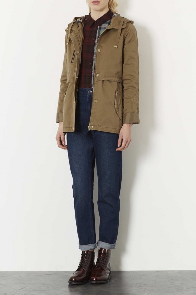 Veste légère à capuche 7800€ 3 400x600 10 manteaux pour femme stylés pour se protéger de la pluie 