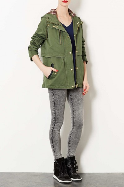 Veste légère à capuche 7800€ 400x600 10 manteaux pour femme stylés pour se protéger de la pluie 