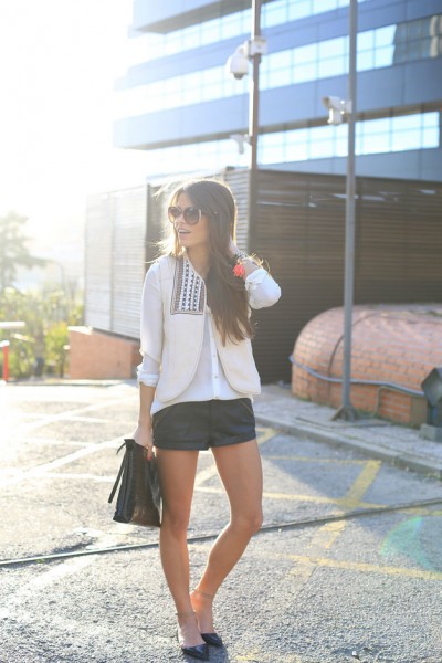 mini short 1 400x600 Comment porter le mini short cet été : 5 looks à copier  
