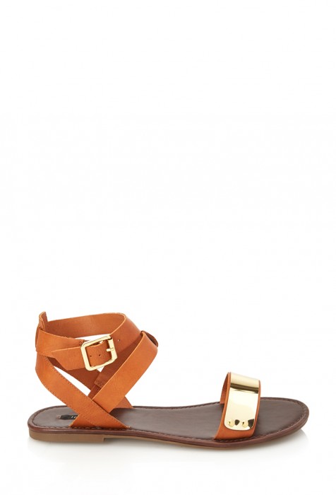 Sandales à Métal marron 476x700 7 sandales plates ultra chic qui vont feront oublier vos talons cet été 