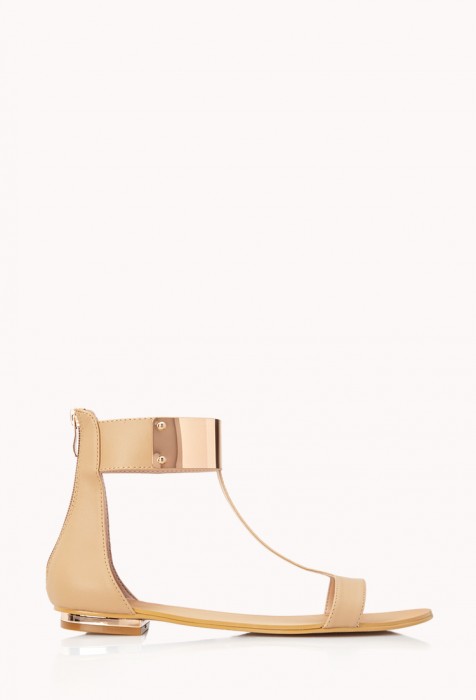 sandales en similicuir avec bride en T 476x700 7 sandales plates ultra chic qui vont feront oublier vos talons cet été 