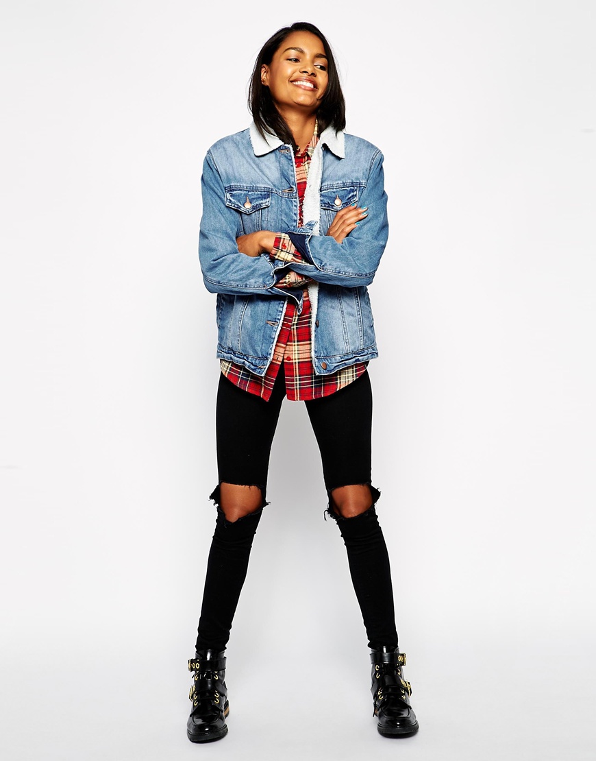 ASOS - Veste en jean à délavage moyen avec doublure et col imitation peau de mouton - 72,99 €
