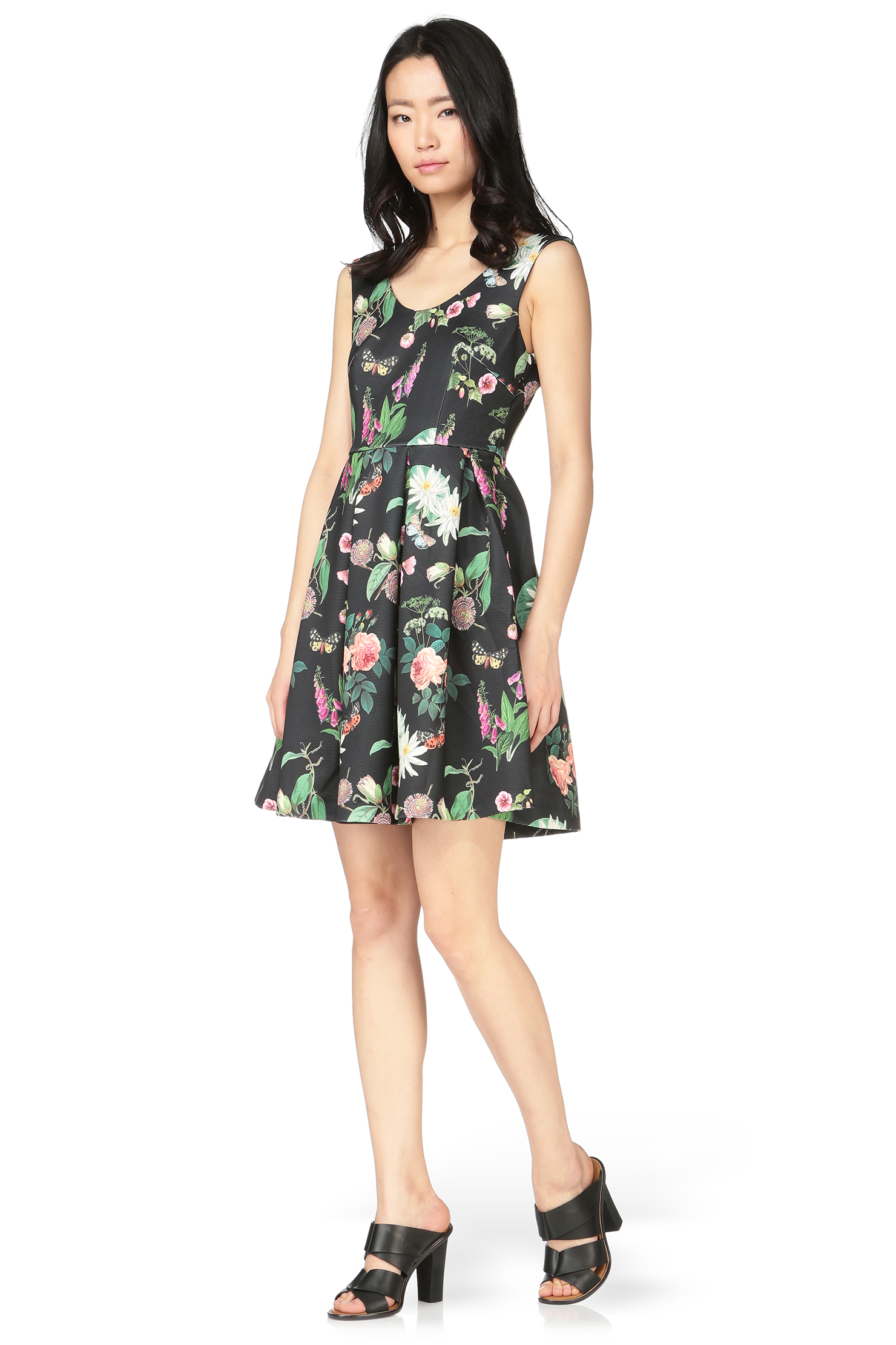 Yumi Robe noire patineuse imprimée fleurs Paulina – 92€
